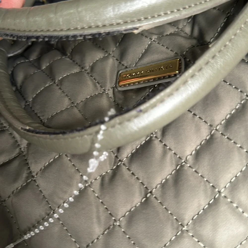 ♥️🐢 Tommy Hilfiger Tote 🐢♥️ - Picture 4 of 10